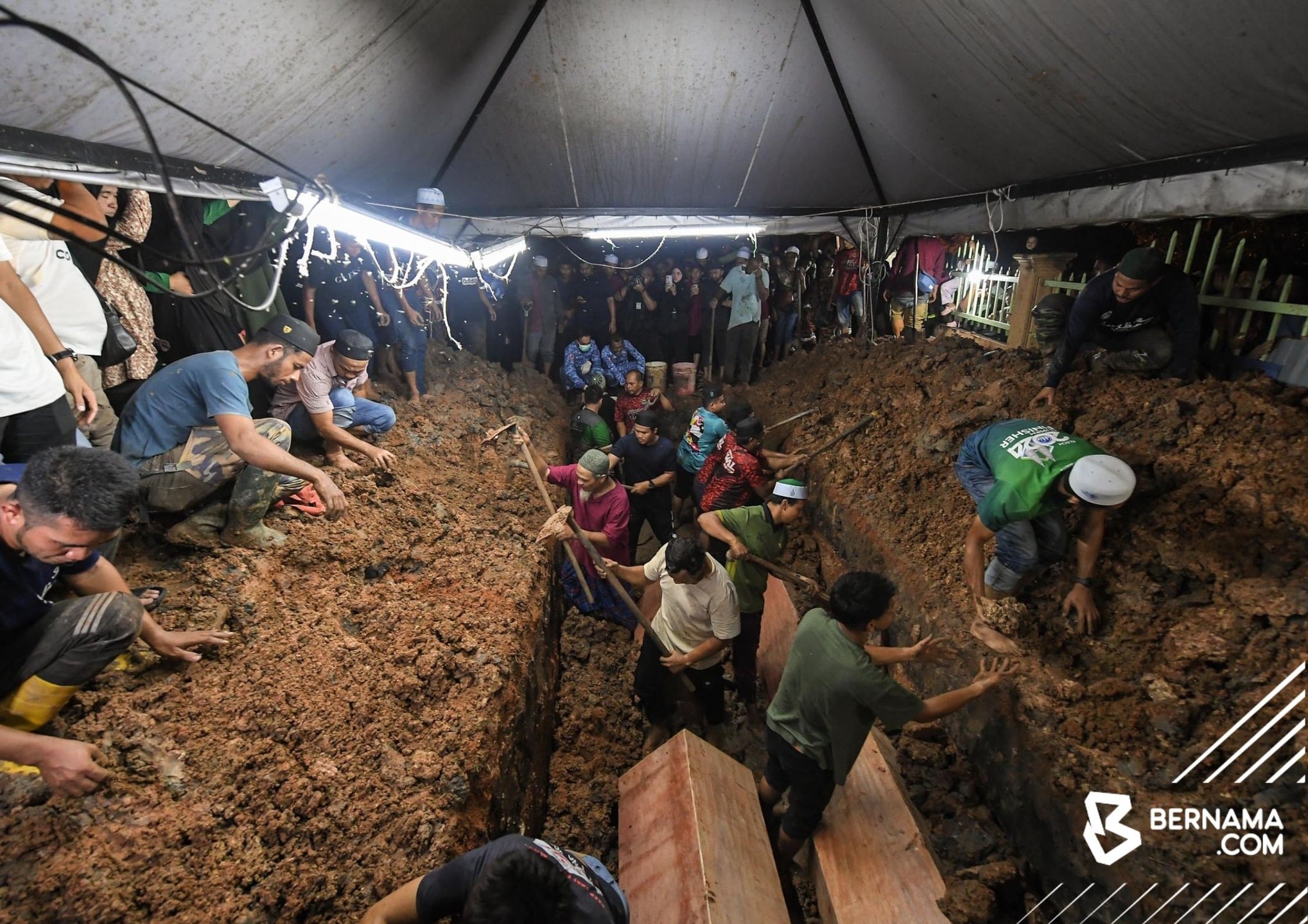 Jenazah enam beranak dikebumikan dalam satu liang lahad