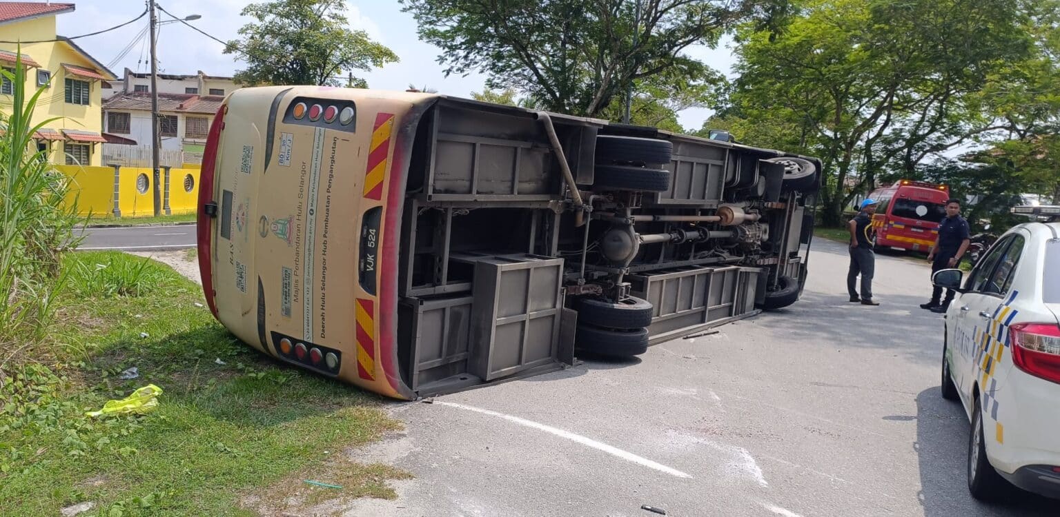 கட்டுப்பாட்டை இழந்த பஸ் கவிழ்ந்தது- இரு பயணிகள் காயம்