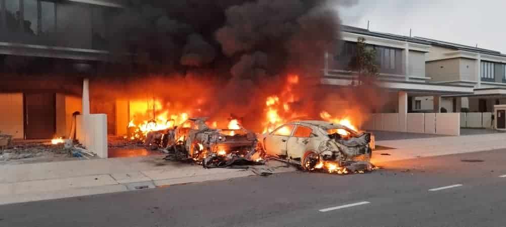 双层排屋5豪车被蓄意纵火  警方追查4涉案男子下落