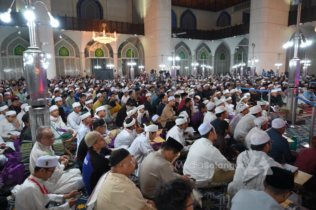 Ribuan banjiri masjid negeri ikuti ceramah ilmuan Islam Indonesia