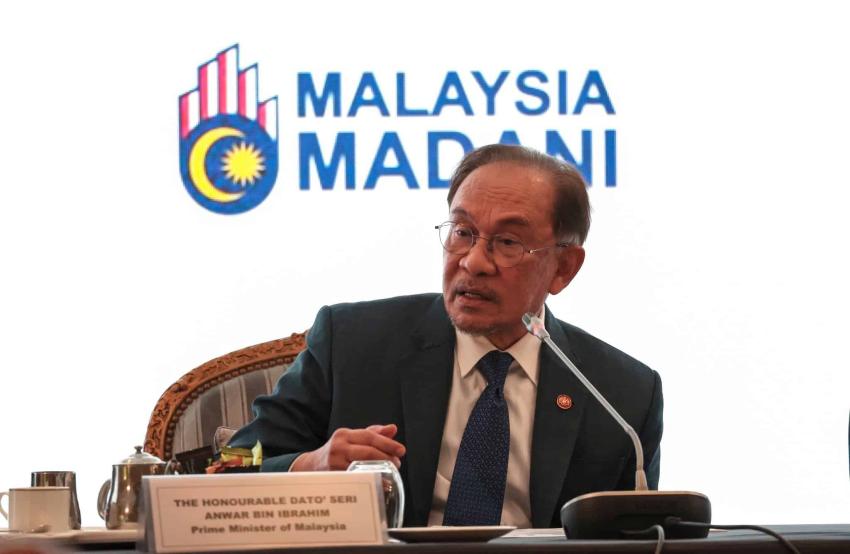 Anwar performs Friday prayers with Muslims in France