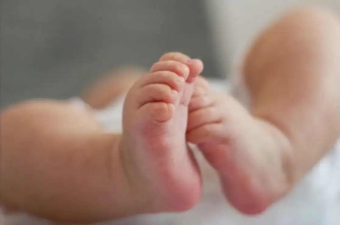 புதிதாகப் பிறந்த குழந்தை சாலையோரம் கைவிடப்பட்ட நிலையில் கண்டுபிடிப்பு