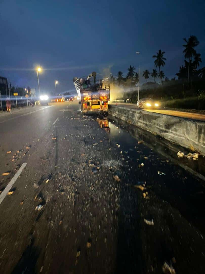 载硝酸与载椰罗里相撞   化学品泄漏.无人伤