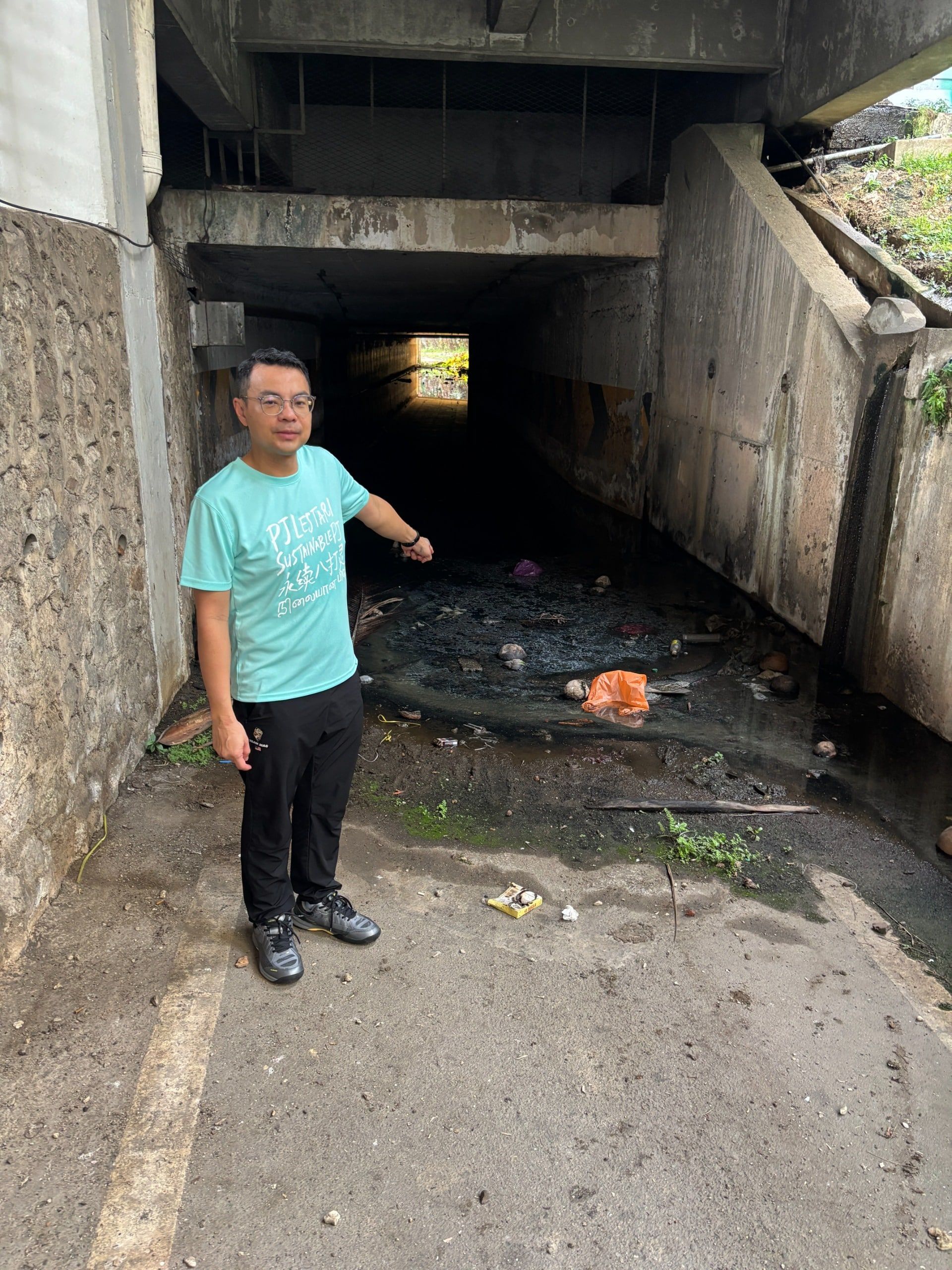 脚车道积水堵塞影响通勤  李健聪吁当局优化设施