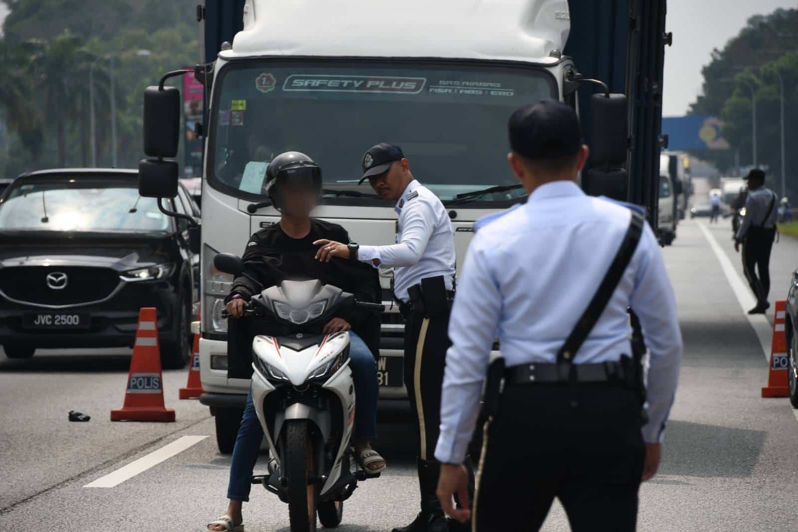 警用无人机识别违规者   141骑士没用摩托车专用道受罚