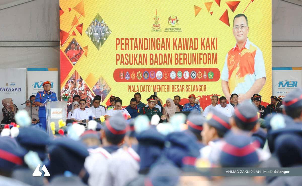 Penglibatan dalam badan beruniform latih siap siaga barisan hadapan