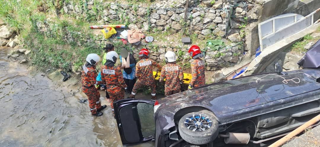 轿车疑失控坠河内 3重伤1轻伤