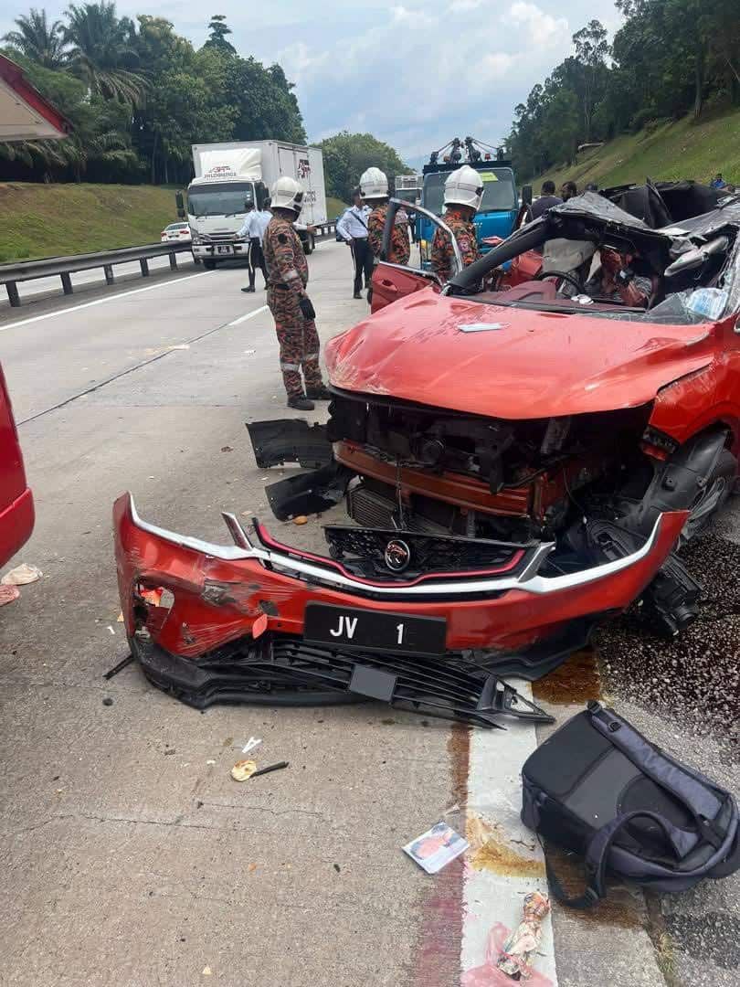 两车南北大道相撞  3华裔老翁魂断公路