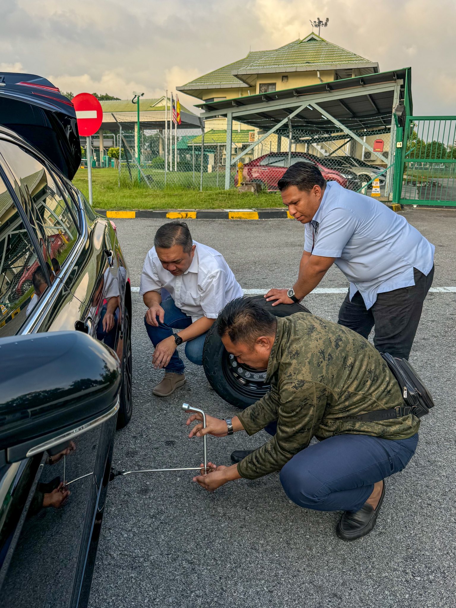 黄思汉换泄气轮胎 遇交警暖心伸援手
