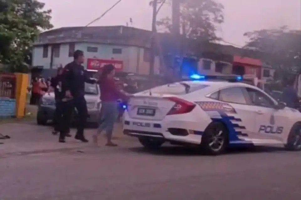 情侣车上藏毒拒停车临检 试图逃跑撞伤摩托车巡警