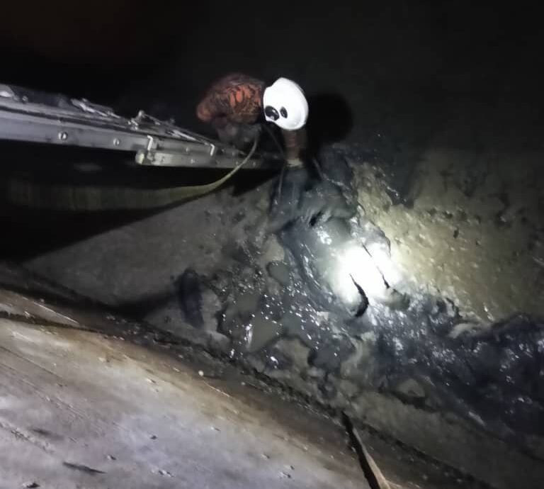 லோரியுடன் விபத்து - காரிலிருந்து தூக்கியெறியப்பட்ட ஓட்டுநர் சதுப்பு நிலத்தில் விழுந்து உயிர்த் தப்பினார்