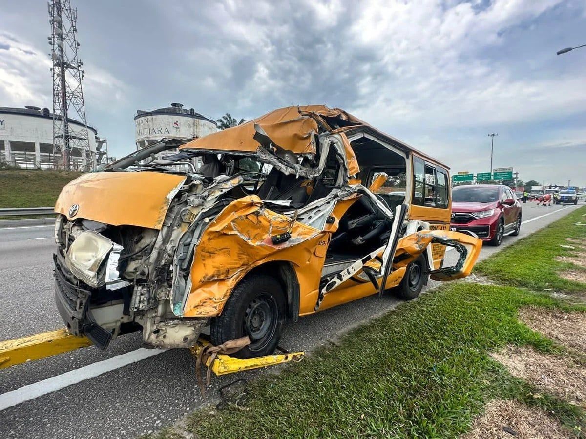 校车与水泥罗里相撞  3学生和校车司机受伤