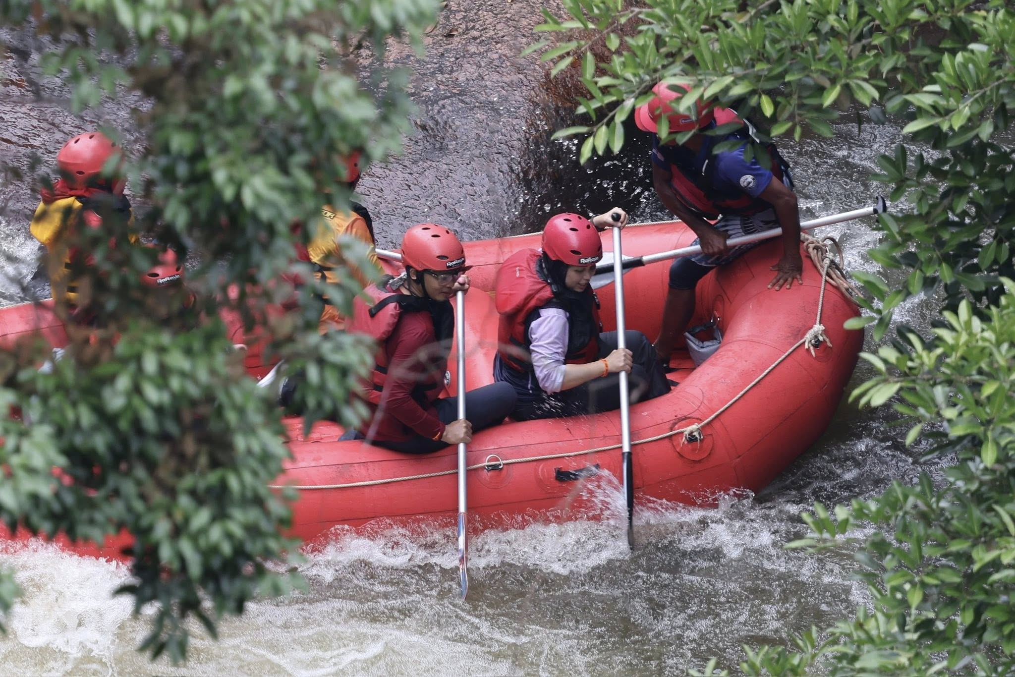 Kakitangan agensi kerajaan rasai pengalaman berakit redah jeram di Hulu Selangor