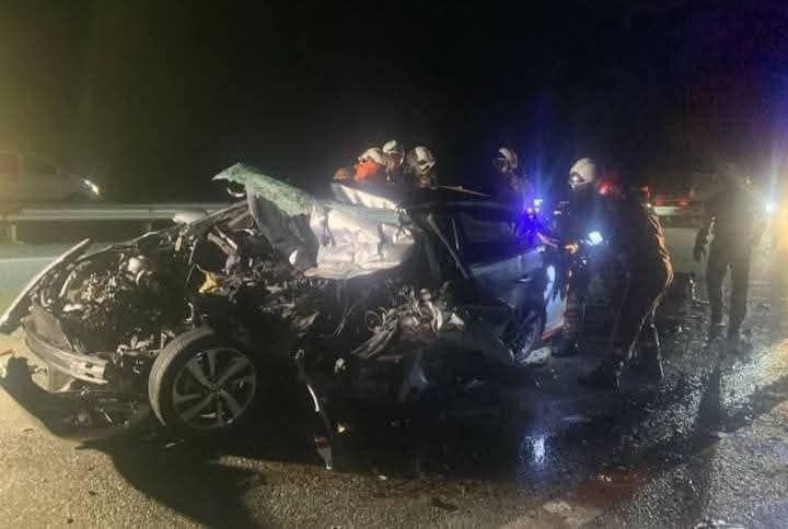 闪避突换车道罗里  轿车失控撞毁.2中国男子丧命