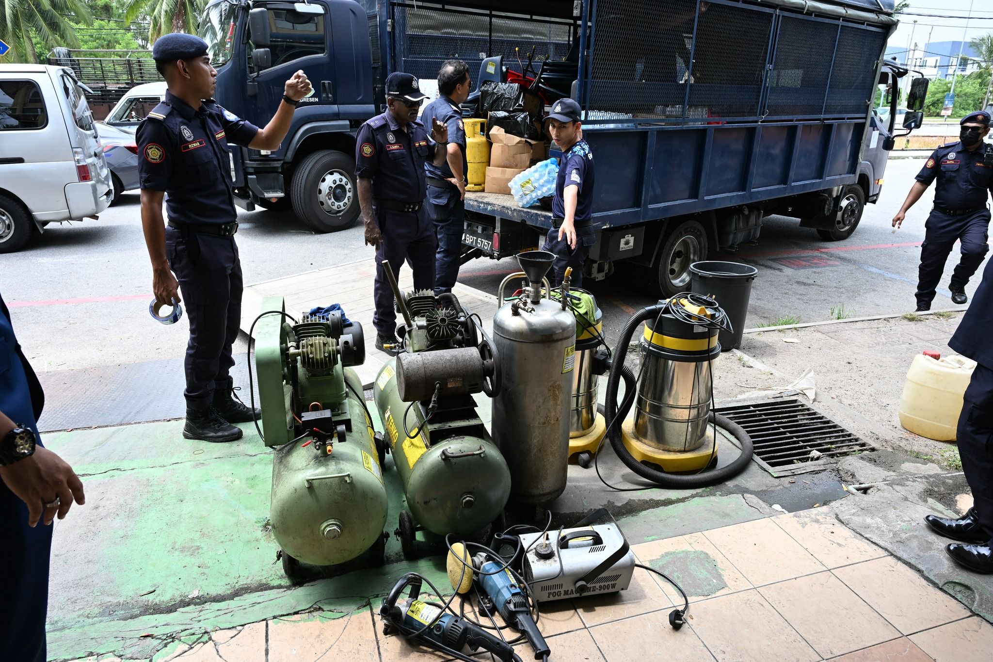 瓜雪市会展开综合行动 取缔外籍商店.封违规废料厂