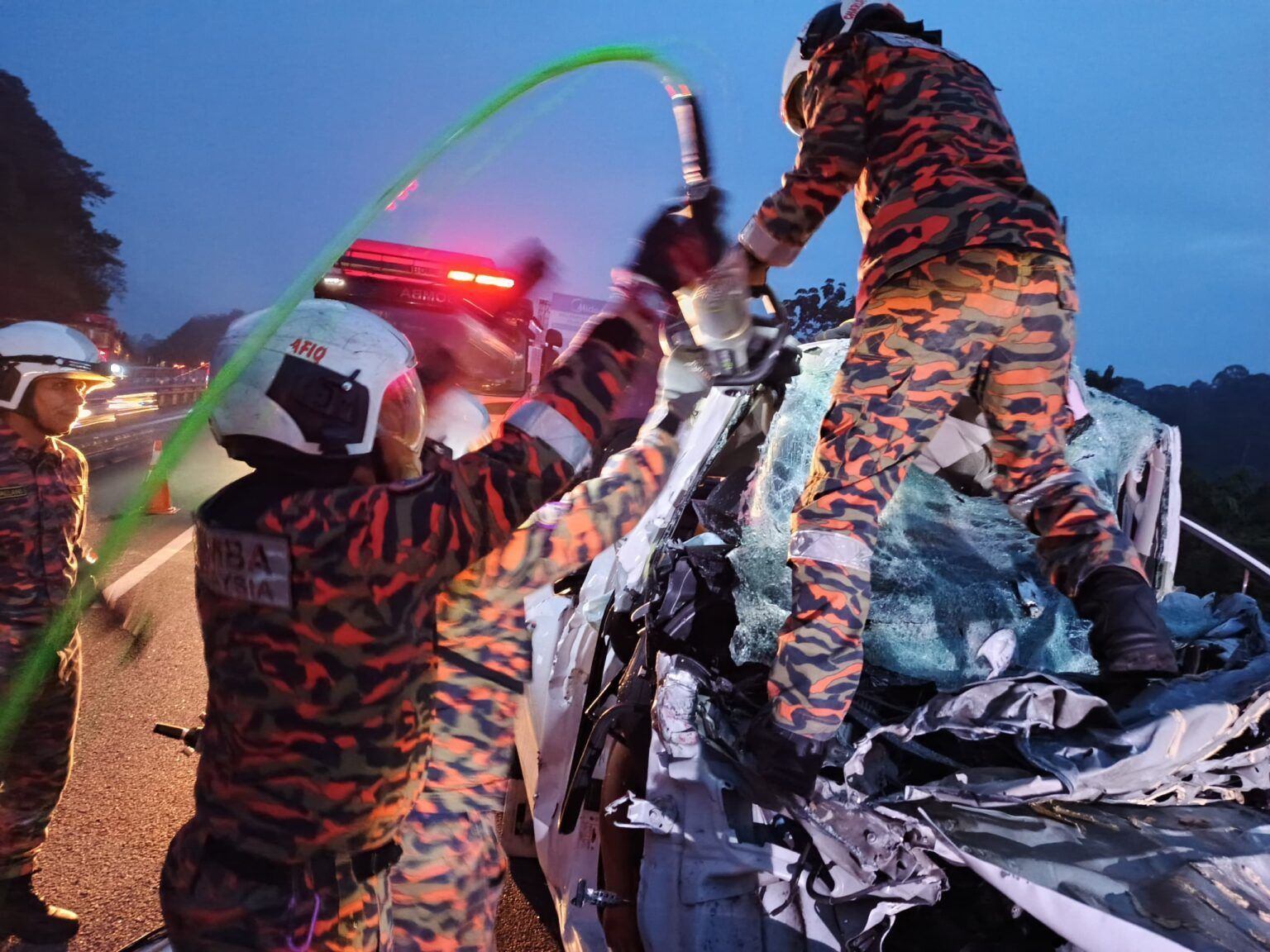 四驱车大道撞罗里 车上2男命丧虎口