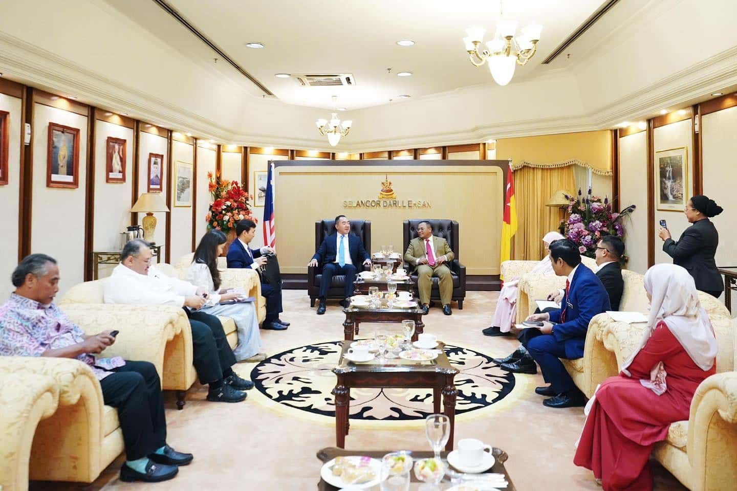 展望未来加强双边关系和经济合作   雪大臣亲自接待哈萨克斯坦驻马大使