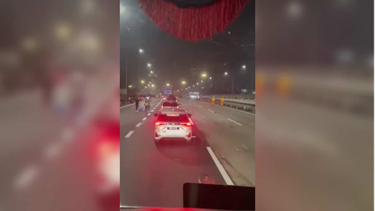 15辆摩托大道连环撞   波及轿车与罗里酿3死12伤