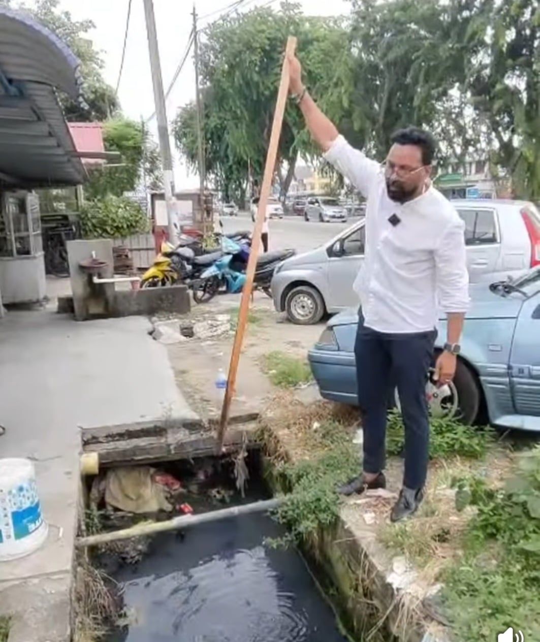 புக்கிட் கெமுனிங் சாலையின் 30 ஆண்டுகால அவலம்-  சட்டமன்ற உறுப்பினர் பிரகாஷ் அதிருப்தி