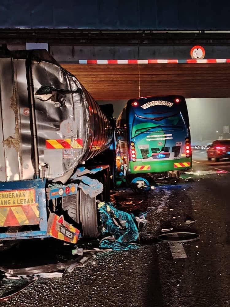 旅巴与油槽及拖格罗里相撞  酿2死16伤悲剧