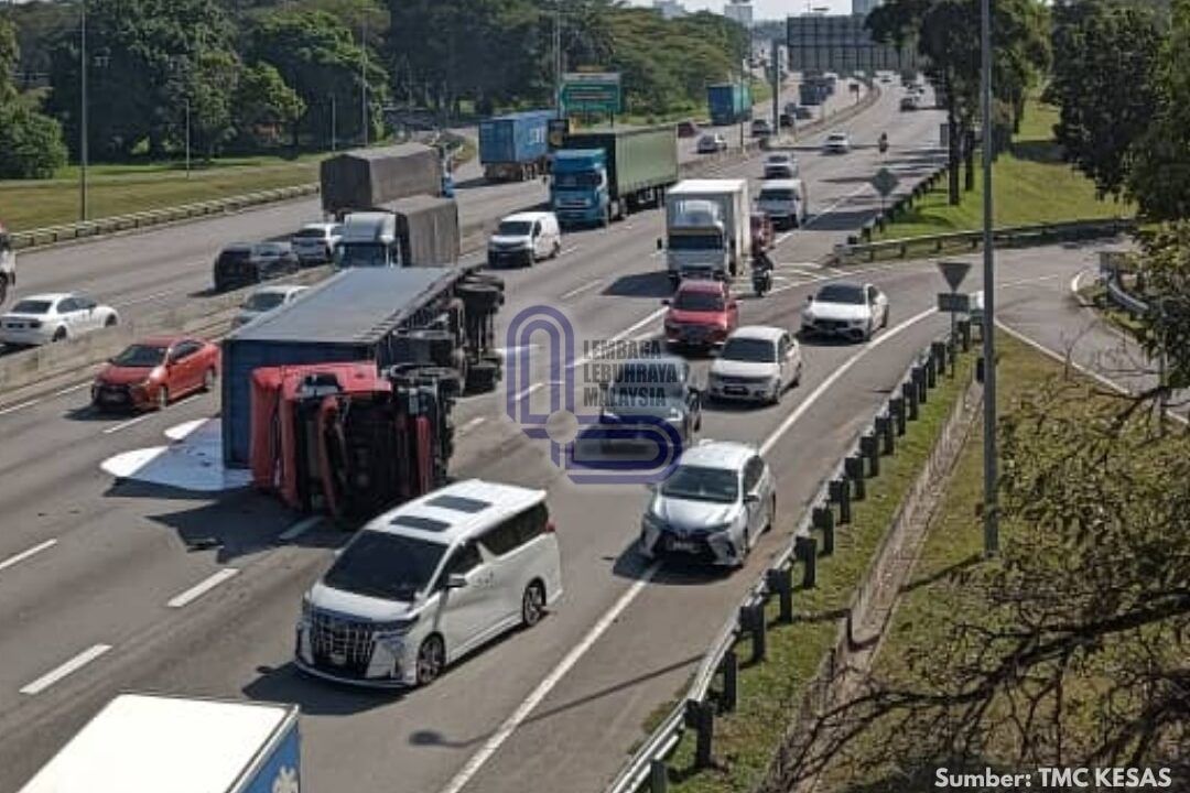 லோரி கவிழ்ந்தது- கெசாஸ் நெடுஞ்சாலையில் இரசாயனக் கசிவு