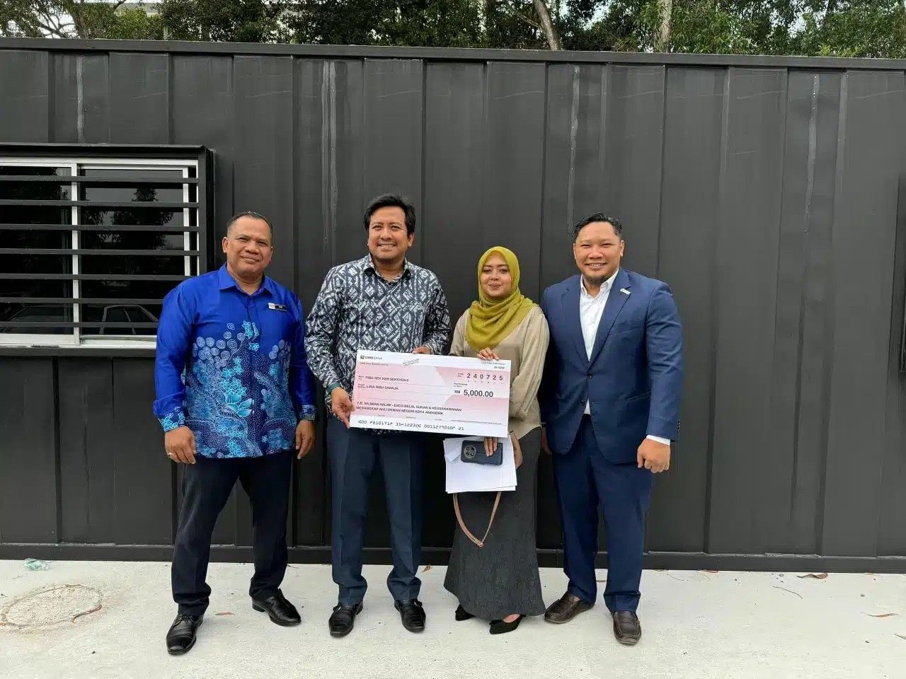 பள்ளியில் விளையாட்டு உபகரணங்கள் வைக்கும் கேபின்களை வாங்குவதற்கு RM5,000 நன்கொடை