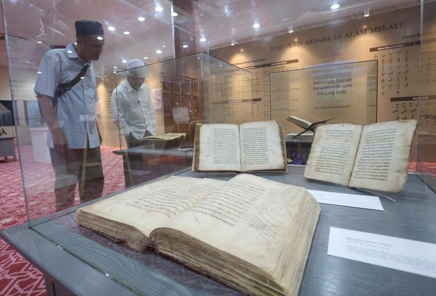 Pameran 10 manuskrip kitab sekolah pondok dalam festival turath