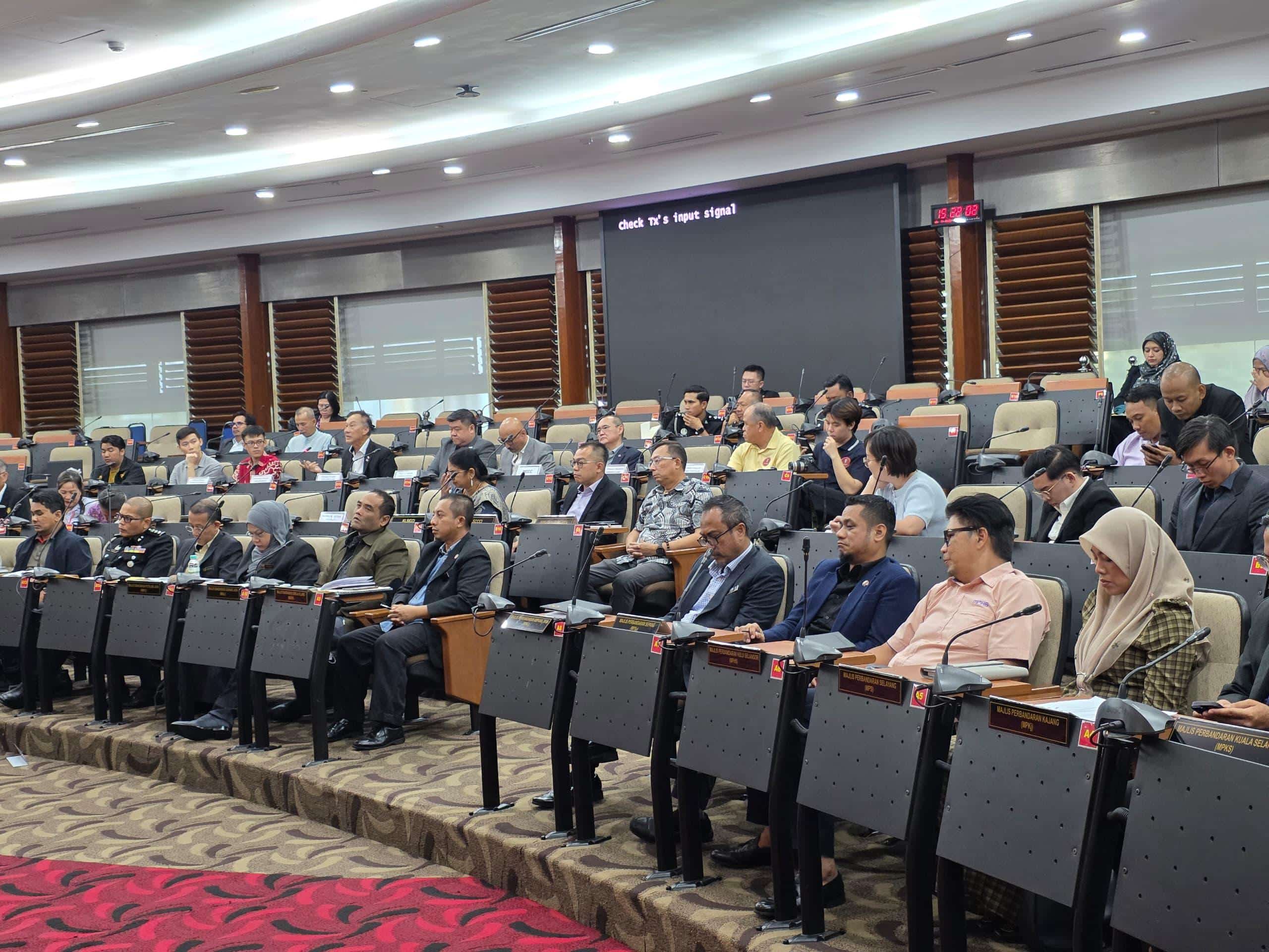 黄思汉召各商会集思广益   应对外资抢滩本地市场