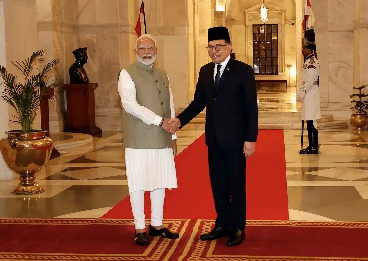 பிரிக்ஸ் உச்சிமாநாட்டின் போது இந்திய பிரதமர் மோடியுடன் மலேசிய பிரதமர் சந்திப்பு