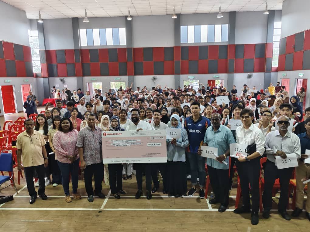 கோத்தா கெமுனிங் தொகுதியில் 159 எஸ்.பி.எம். மாணவர்கள் கெளரவிப்பு - 38,400 வெள்ளியை பரிசாகப் பெற்றனர்