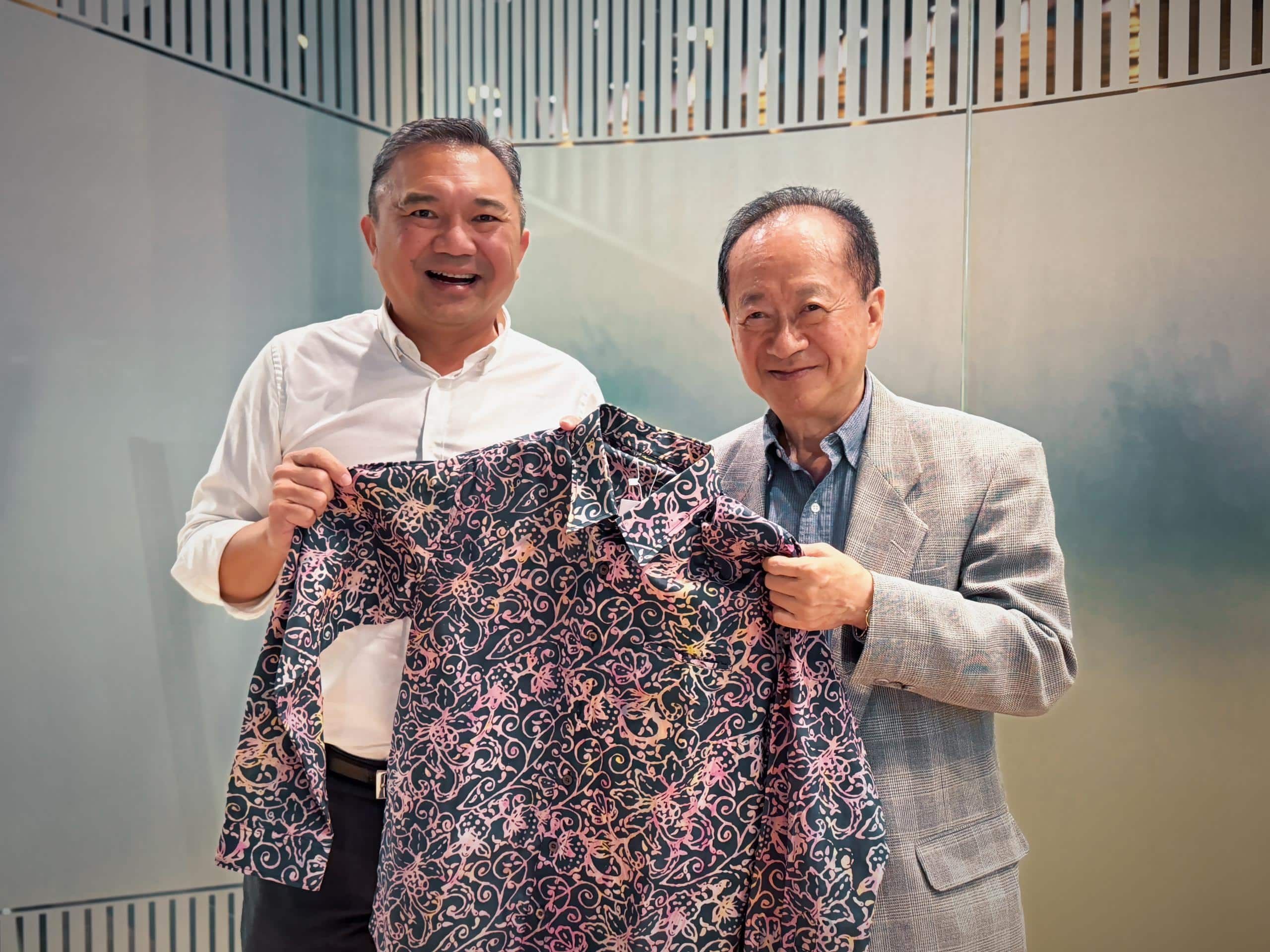 蒋尚义任雪半导体顾问 黄思汉赠峇迪衫入乡随俗