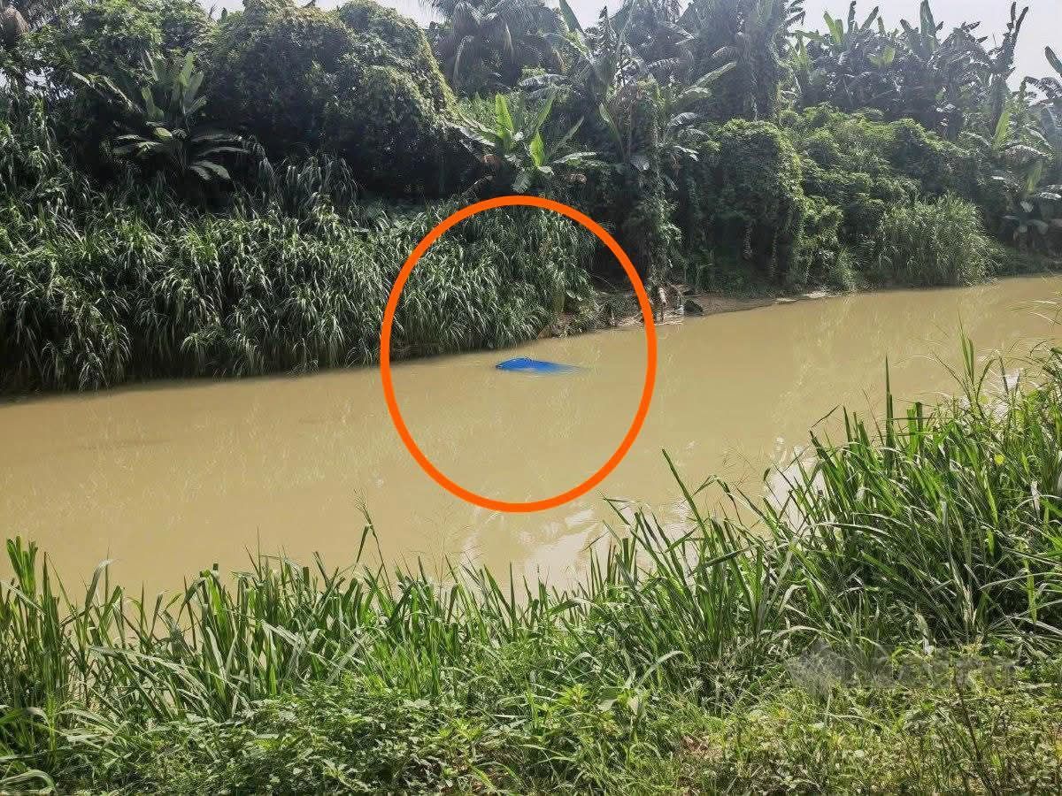 轿车坠河弃车逃  警方追查涉案夫妇下落