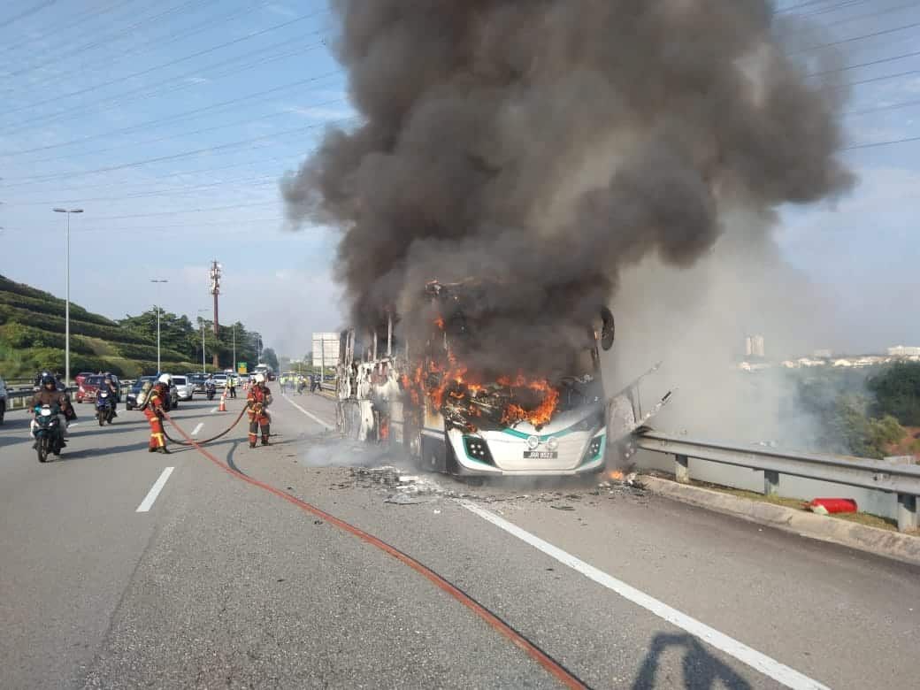 旅巴大道起火烧毁90% 12乘客和司机安全逃离