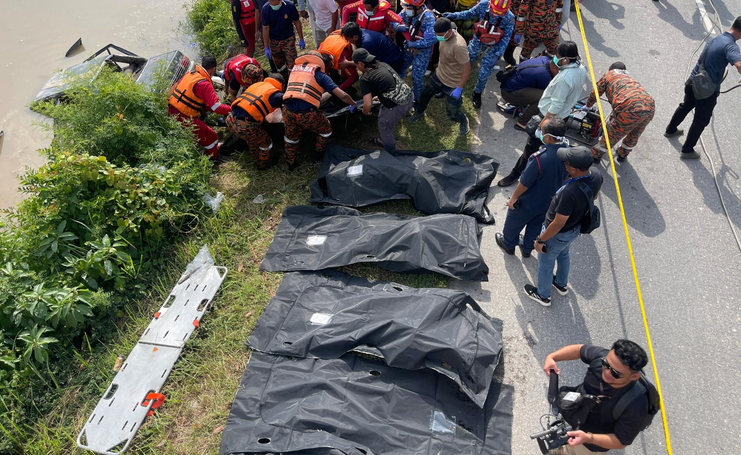 Enam beranak ditemui lemas dalam kereta di dasar sungai