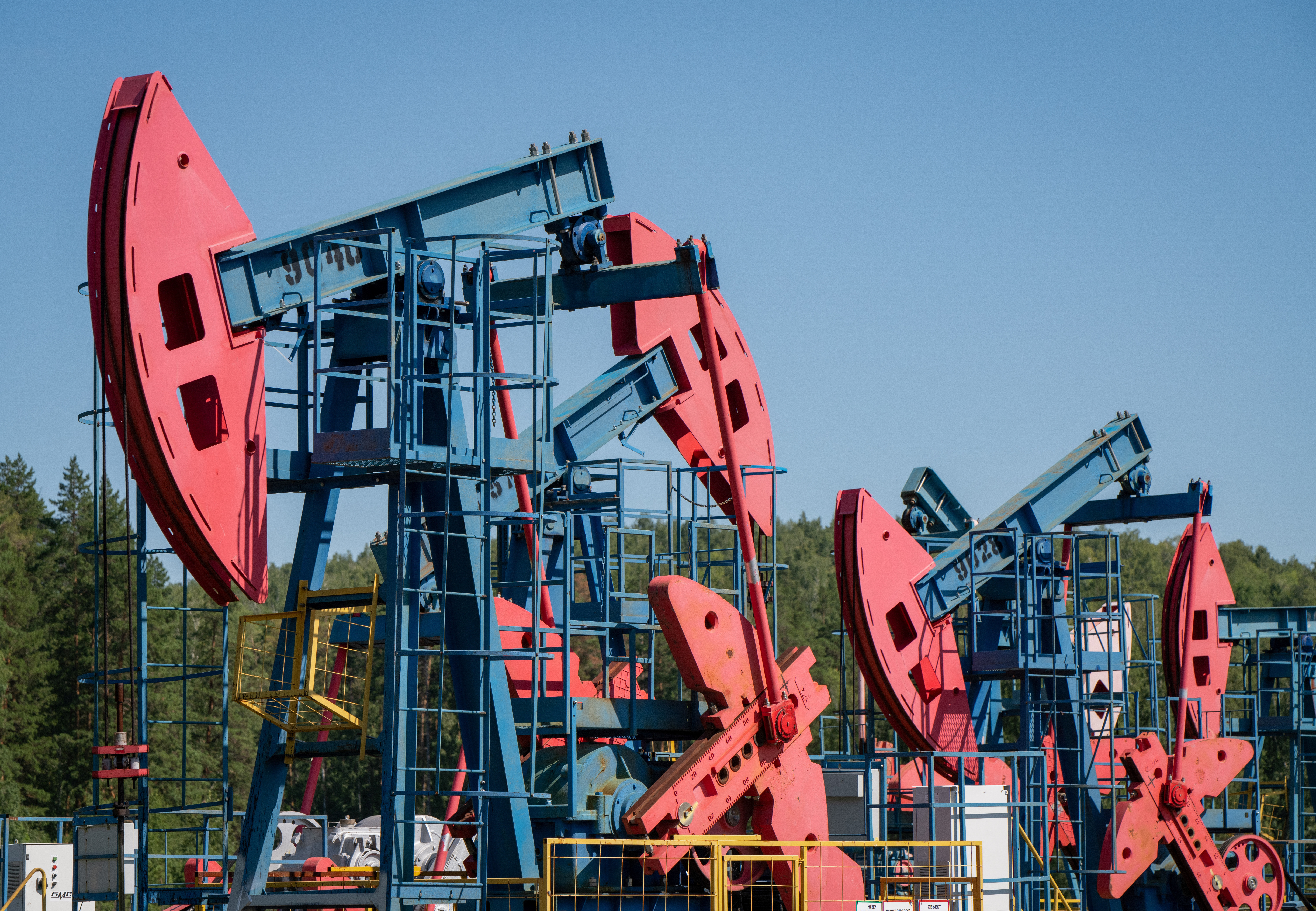Oil edges higher after new EU sanctions on Russia
