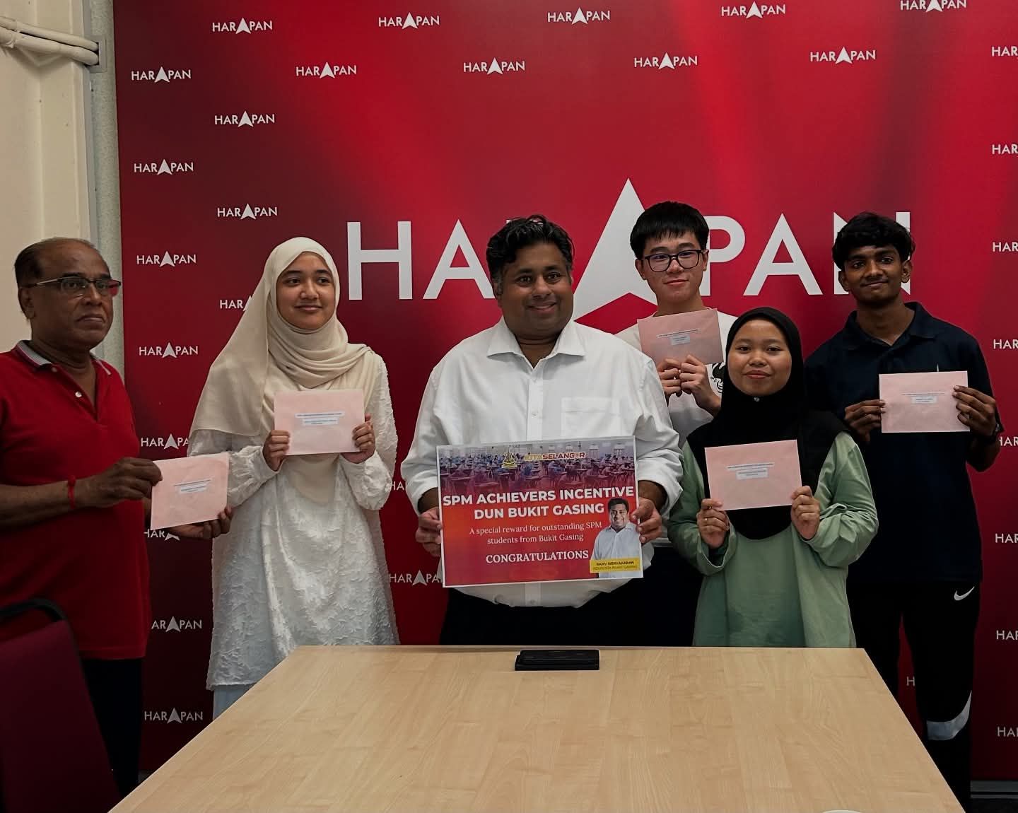 புக்கிட் காசிங் தொகுதியில் எஸ். பி.எம். தேர்வில் சிறப்பாகத் தேறிய மாணவர்கள் கெளரவிப்பு