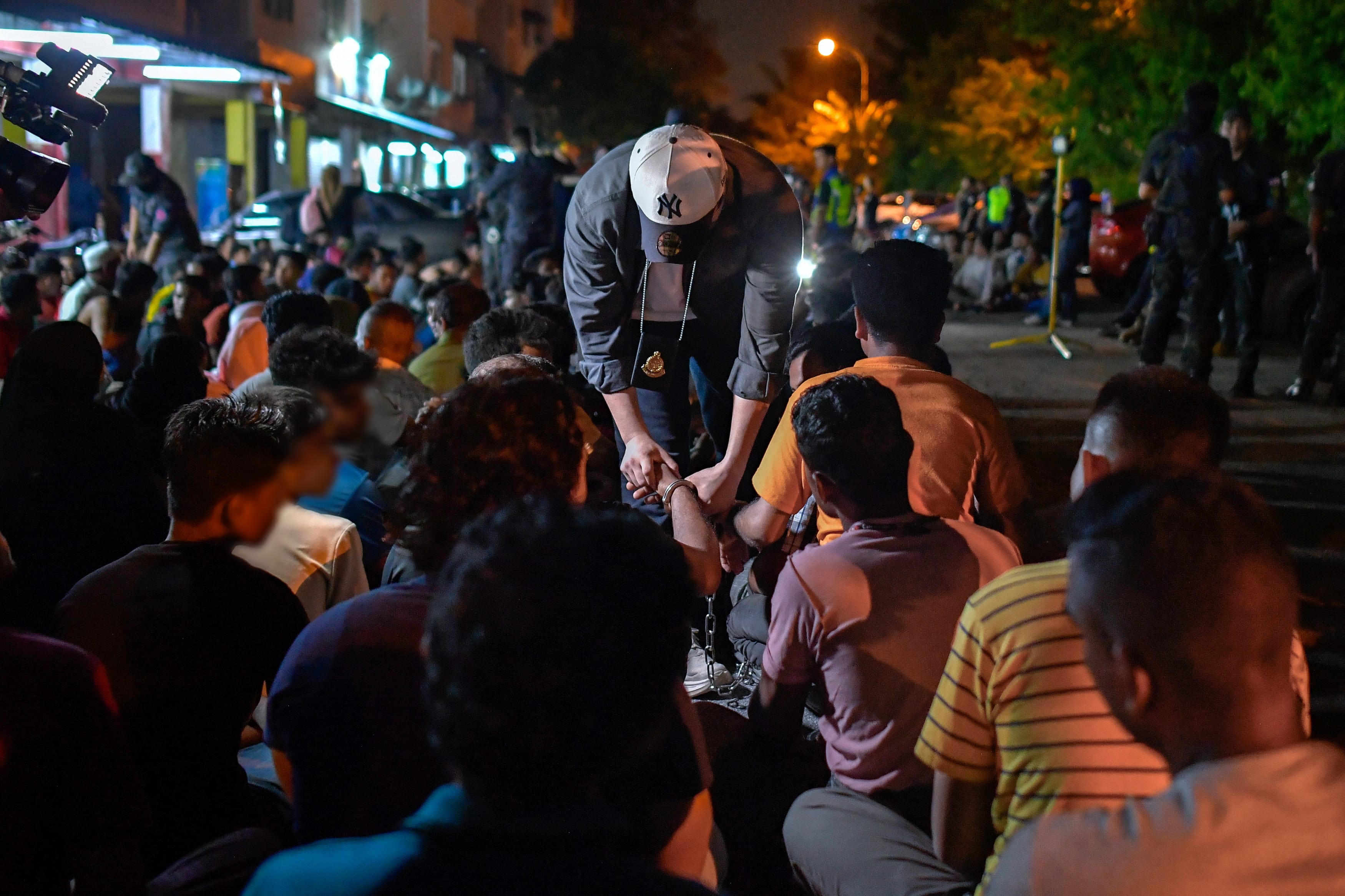 101 warga asing ditahan di pusat karaoke, kilang kitar semula