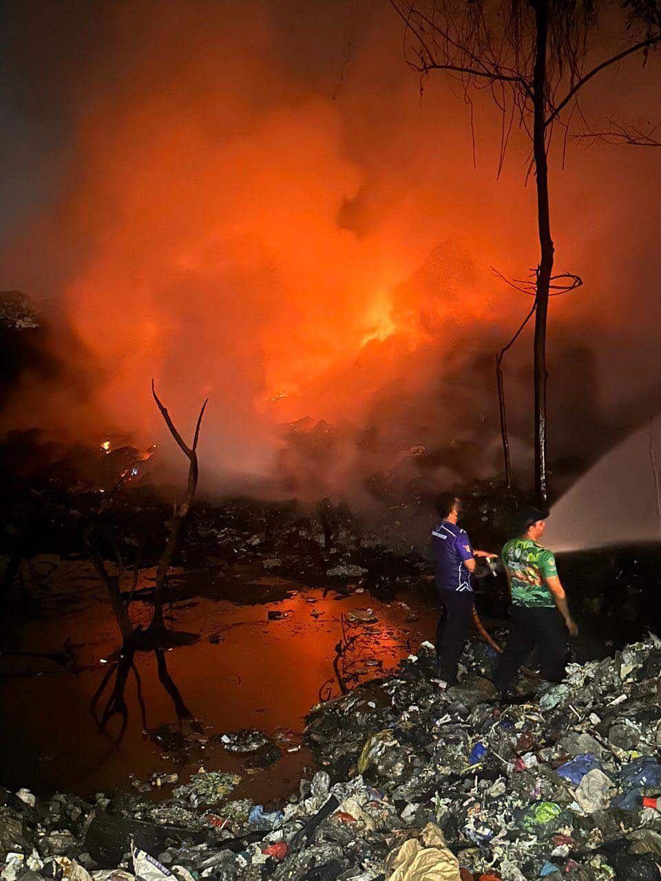 万挠非法垃圾场失火耗时灌救 雪水务局关注情况免污染水源