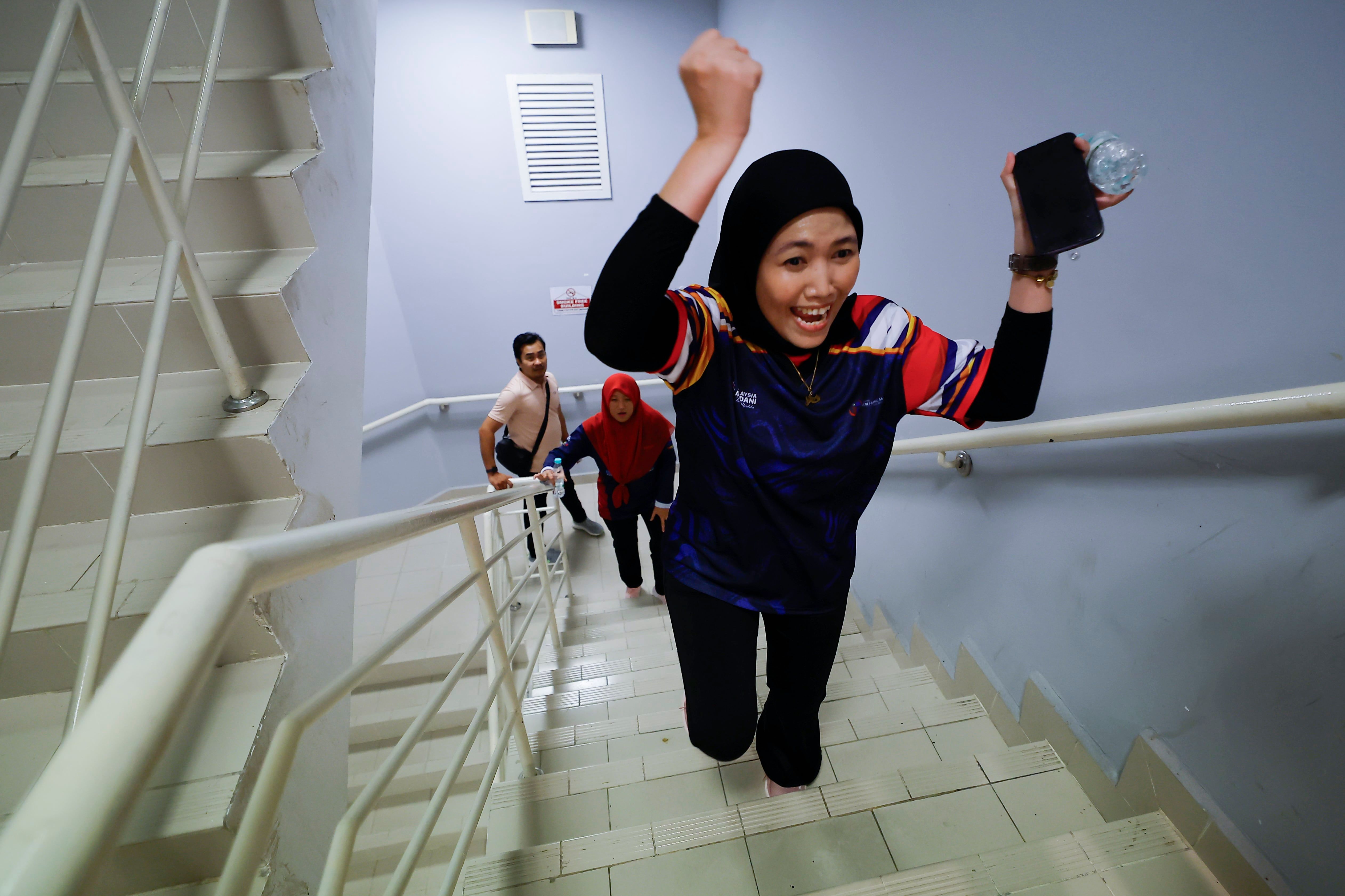 通讯部办高塔竞速训练营   张念群逾9分钟攀828阶梯