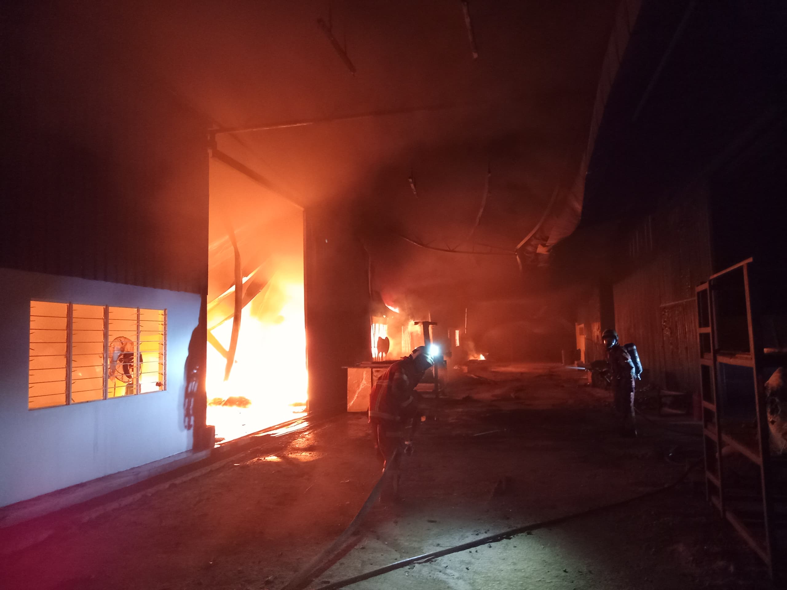 塑料用具厂凌晨大火 消拯员耗4小时扑灭火势