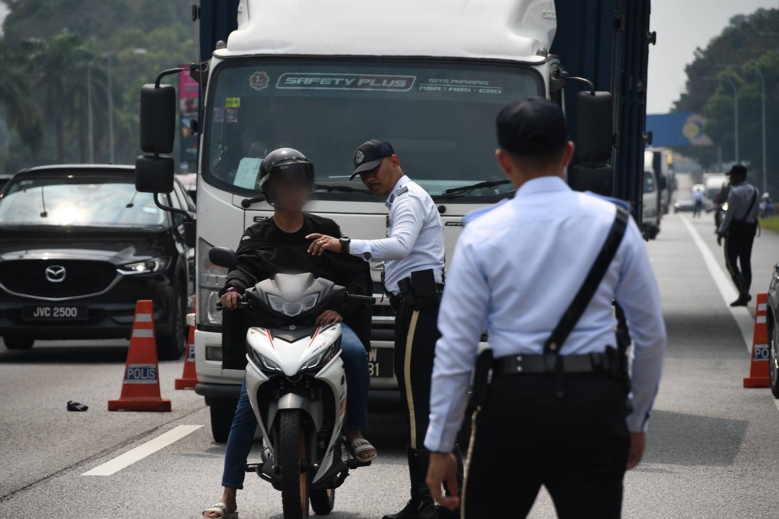 警用无人机识别违规者  141骑士没用摩托车专用道受罚