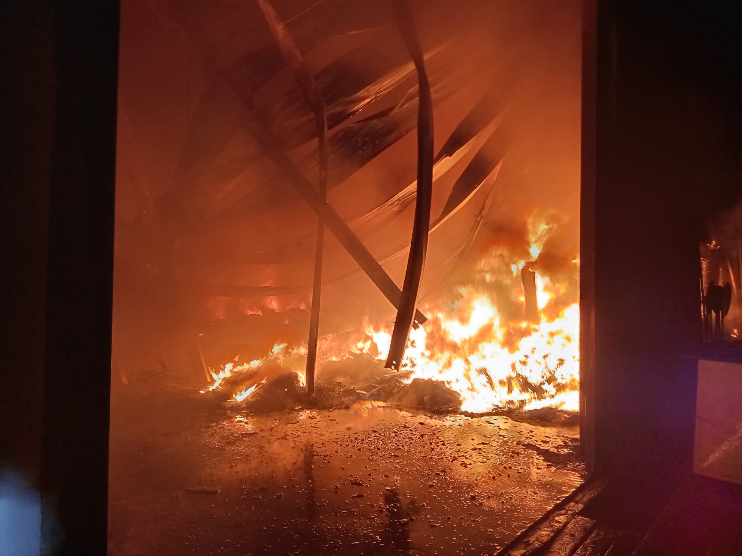 塑料用具厂凌晨大火 消拯员耗4小时扑灭火势