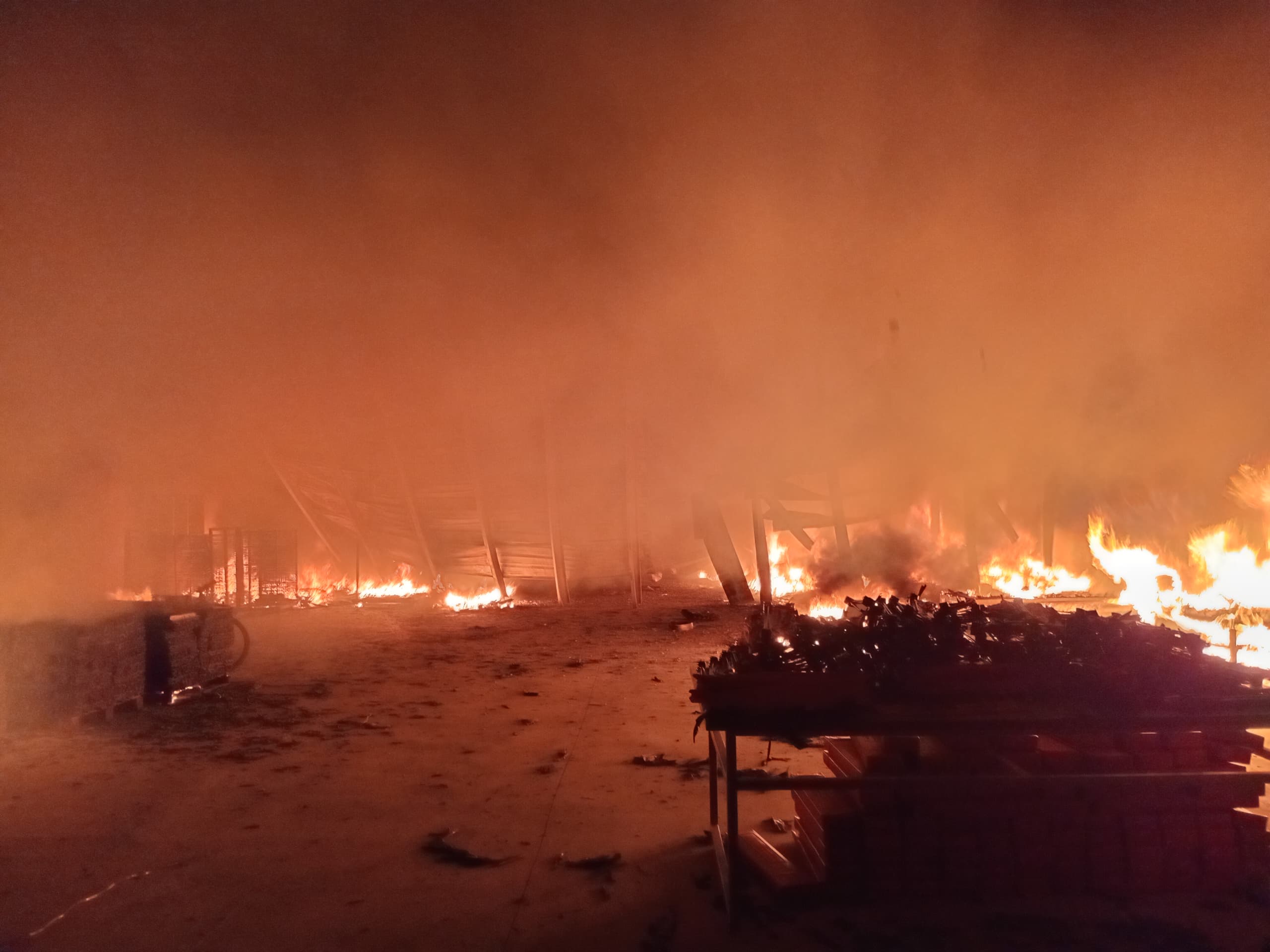 塑料用具厂凌晨大火 消拯员耗4小时扑灭火势