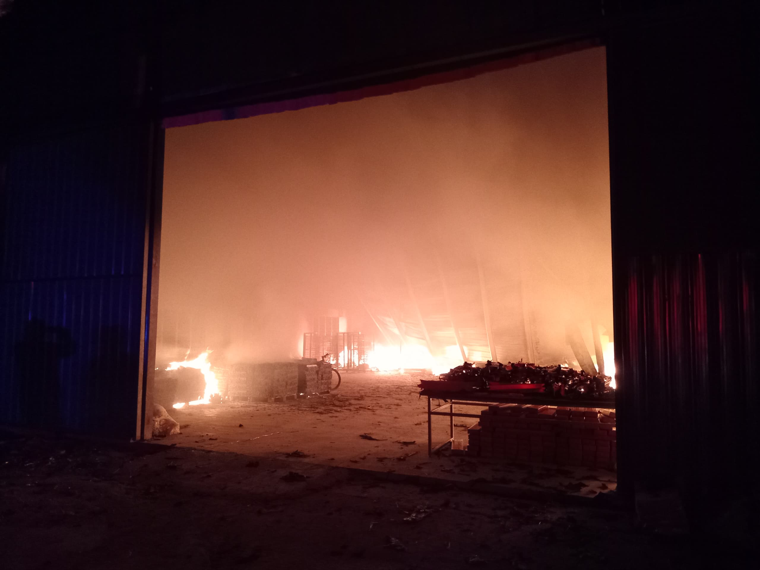 塑料用具厂凌晨大火 消拯员耗4小时扑灭火势