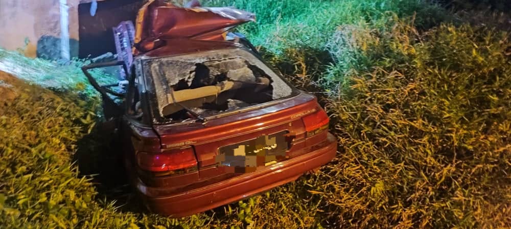 轿车凌晨失控坠落水沟致3死3伤