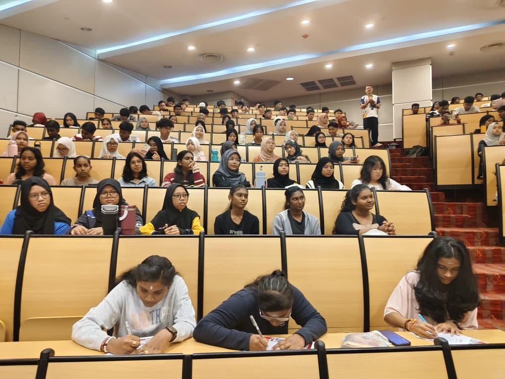 峇卡斯办SPM研讨会　哥打甘文宁区逾300学生受惠