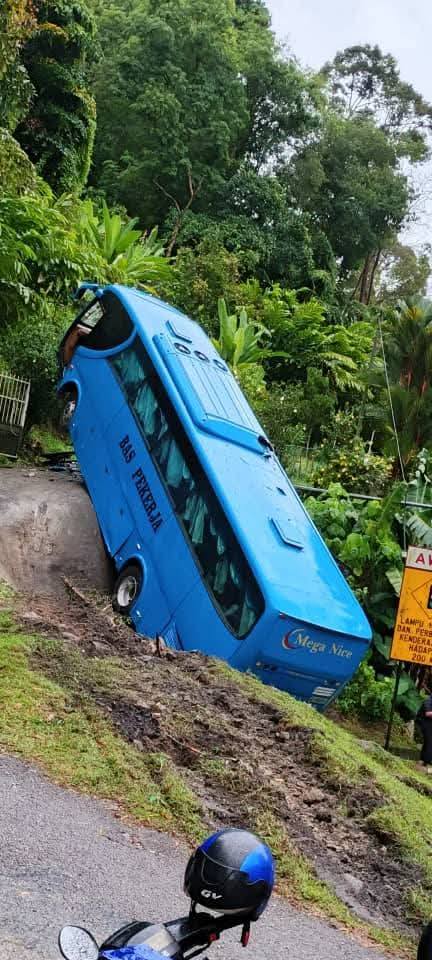 Enam cedera, bas bawa 29 pekerja kilang terbabas di selekoh berbukit
