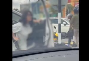 鲁莽驾驶撞摩托车持刀袭击路人 警方捕外籍女子助查