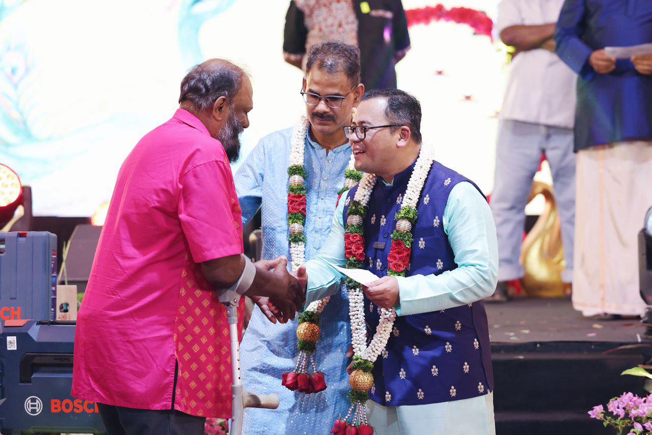 தீபாவளி திறந்த இல்ல விழாவில் மக்களுக்கு அன்பளிப்பு