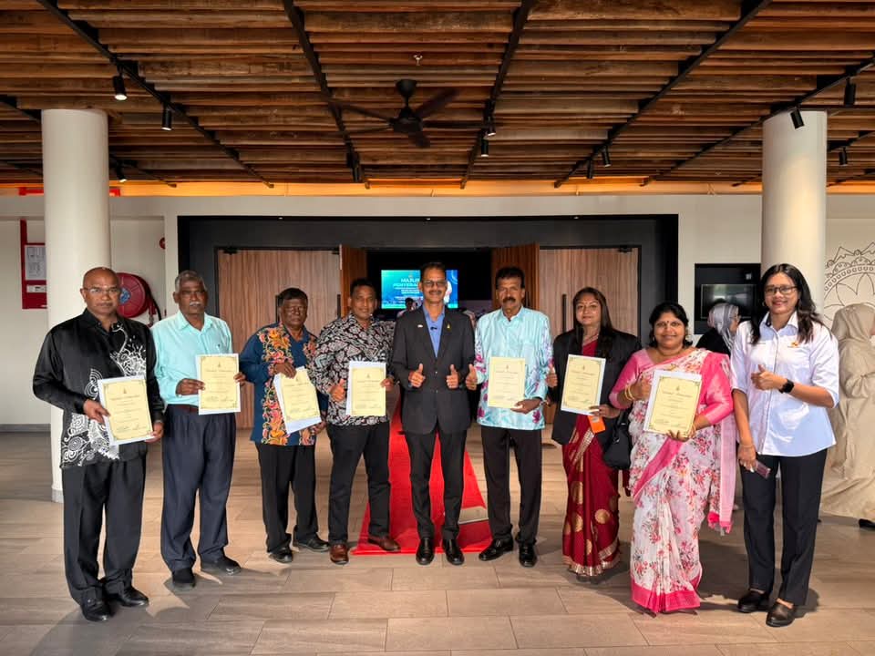 மாநிலத்திலுள்ள தமிழ்ப்பள்ளிகளுக்கு வெ.50 லட்சம் மானியம் மந்திரி புசார் ஒப்படைத்தார்